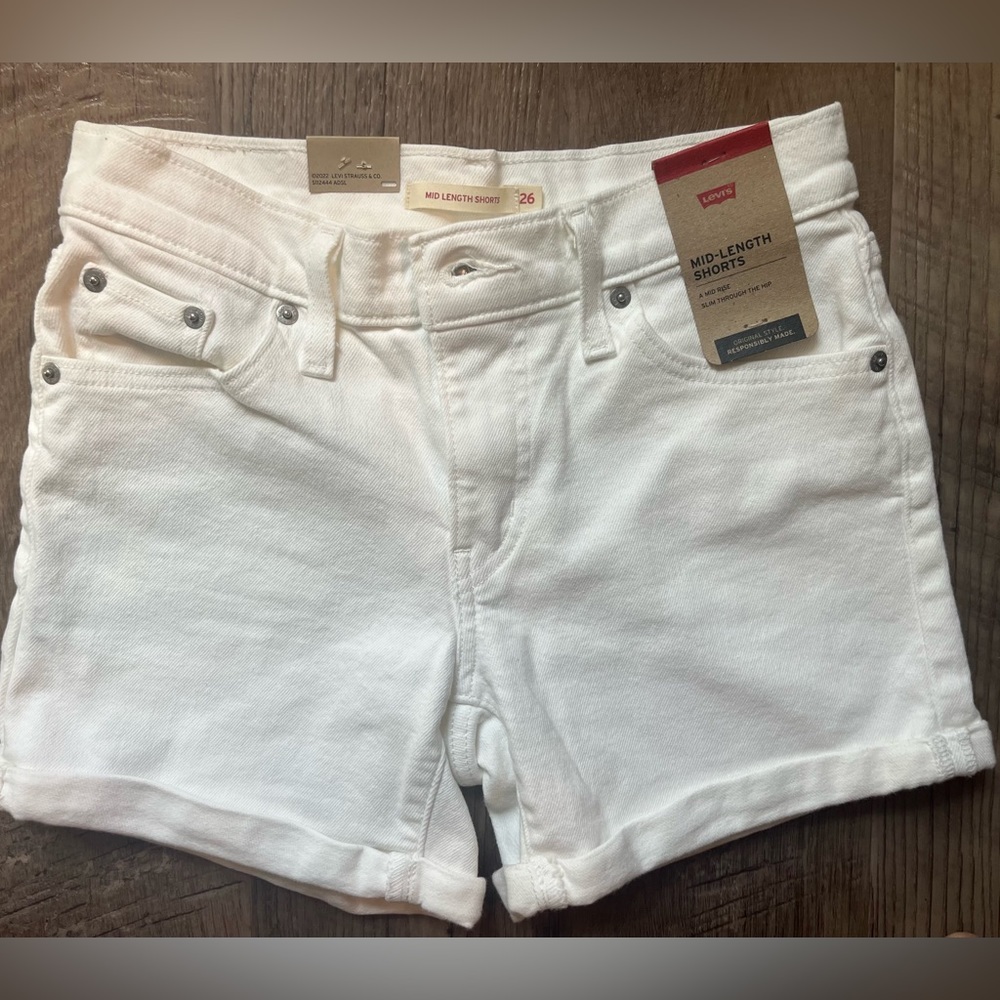 Woman’s Levi mid length shorts